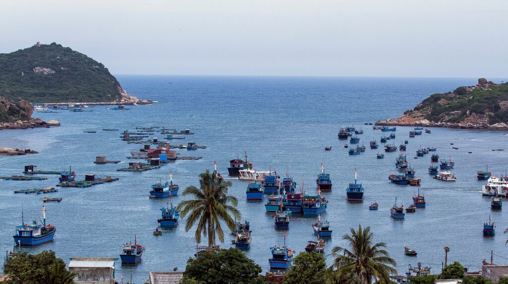 Bức hình thể hiện vẻ đẹp yên bình của bãi biển Vịnh Hy.