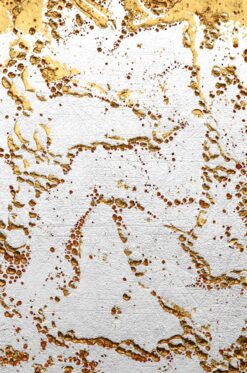 Bức tranh trừu tượng thu hút với những điểm nhấn vàng lấp lánh.