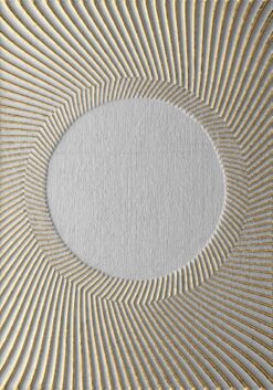 Bức tranh trừu tượng lấp lánh màu nhũ vàng, tạo nên không khí huyền bí.