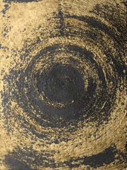 Bức tranh trừu tượng rực rỡ sắc vàng, thu hút sự chú ý ngay lập tức.