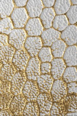 Bức tranh trừu tượng với sắc vàng rực rỡ, cuốn hút ánh nhìn.