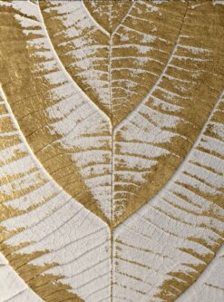 Bức tranh trừu tượng nổi bật với sắc vàng rực rỡ, hút mắt người xem.