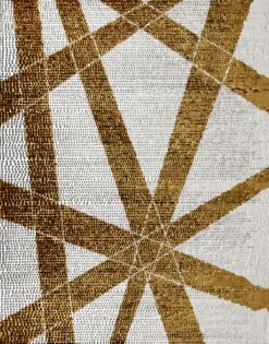 Bức tranh trừu tượng với đường nét sắc sảo và ánh nhũ vàng lấp lánh.