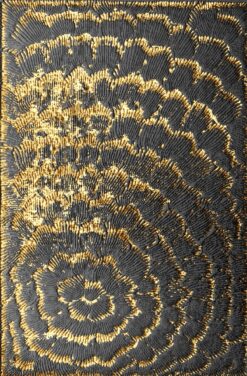 Bức hình trừu tượng ánh nhũ vàng lấp lánh, cuốn hút mọi ánh nhìn.