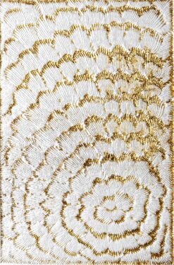 Bức tranh trừu tượng với nhũ vàng mang đến vẻ đẹp nghệ thuật tinh tế.