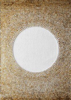 Tấm ảnh trừu tượng với sắc vàng lấp lánh thu hút ánh nhìn.