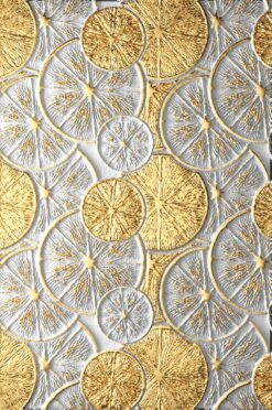 Bức tranh trừu tượng ánh nhũ vàng tạo nên vẻ đẹp cuốn hút.