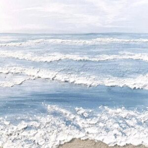 Bức hình ghi lại vẻ đẹp mạnh mẽ của sóng biển vỗ bờ.